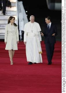 Pope Francis is welcomed by Mexican President Enrique Pena Nieto (R) and first lady Angelica Rivera (L) upon his arrival at the Benito Juarez International Airport, in Mexico City, Mexico, 12 February 2016. Pope Francis will pay a visit to four Mexican states from 12 to 17 February. Pope Francis arrives at International Airport in Mexico City !ACHTUNG: NUR REDAKTIONELLE NUTZUNG!  MEX50 20160213-635909318902779244