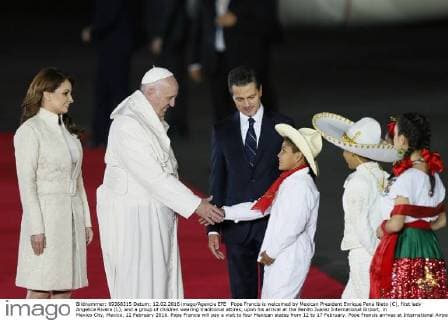 Pope Francis is welcomed by Mexican President Enrique Pena Nieto (C), first lady Angelica Rivera (L), and a group of children wearing traditional attires, upon his arrival at the Benito Juarez International Airport, in Mexico City, Mexico, 12 February 2016. Pope Francis will pay a visit to four Mexican states from 12 to 17 February. Pope Francis arrives at International Airport in Mexico City !ACHTUNG: NUR REDAKTIONELLE NUTZUNG!  MEX50 20160213-635909318933199244