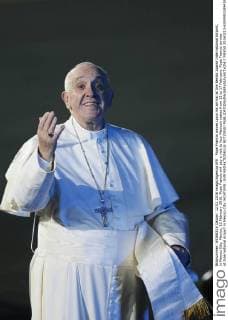 Pope Francis waves upon his arrival at the Benito Juarez International Airport, in Mexico City, Mexico, 12 February 2016. Pope Francis will pay a visit to four Mexican states from 12 to 17 February. Pope Francis arrives at International Airport in Mexico City !ACHTUNG: NUR REDAKTIONELLE NUTZUNG!  MEX50 20160213-635909318943807244