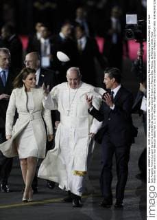 Pope Francis is welcomed by Mexican President Enrique Pena Nieto (R) and first lady Angelica Rivera (L) upon his arrival at the Benito Juarez International Airport, in Mexico City, Mexico, 12 February 2016. Pope Francis will pay a visit to four Mexican states from 12 to 17 February. Pope Francis arrives at International Airport in Mexico City !ACHTUNG: NUR REDAKTIONELLE NUTZUNG!  MEX50 20160213-635909318959719244