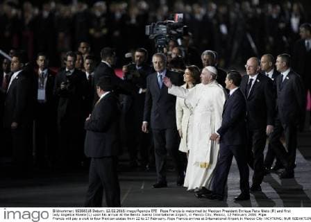 Pope Francis is welcomed by Mexican President Enrique Pena Nieto (R) and first lady Angelica Rivera (L) upon his arrival at the Benito Juarez International Airport, in Mexico City, Mexico, 12 February 2016. Pope Francis will pay a visit to four Mexican states from 12 to 17 February. Pope Francis arrives at International Airport in Mexico City !ACHTUNG: NUR REDAKTIONELLE NUTZUNG!  MEX50 20160213-635909318976099244
