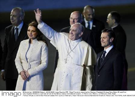 Pope Francis is welcomed by Mexican President Enrique Pena Nieto (R) and first lady Angelica Rivera (L) upon his arrival at the Benito Juarez International Airport, in Mexico City, Mexico, 12 February 2016. Pope Francis will pay a visit to four Mexican states from 12 to 17 February. Pope Francis arrives at International Airport in Mexico City !ACHTUNG: NUR REDAKTIONELLE NUTZUNG!  MEX50 20160213-635909321632467244
