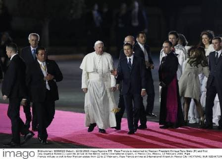 Pope Francis is welcomed by Mexican President Enrique Pena Nieto (R) and first lady Angelica Rivera (L) upon his arrival at the Benito Juarez International Airport, in Mexico City, Mexico, 12 February 2016. Pope Francis will pay a visit to four Mexican states from 12 to 17 February. Pope Francis arrives at International Airport in Mexico City !ACHTUNG: NUR REDAKTIONELLE NUTZUNG!  MEX50 20160213-635909321648223244