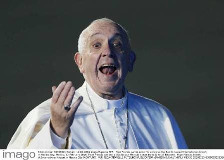 Pope Francis waves upon his arrival at the Benito Juarez International Airport, in Mexico City, Mexico, 12 February 2016. Pope Francis will pay a visit to four Mexican states from 12 to 17 February. Pope Francis arrives at International Airport in Mexico City !ACHTUNG: NUR REDAKTIONELLE NUTZUNG!  MEX50 20160213-635909322936471244