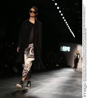 Models present creations of FASHION HONG KONG Fall Winter 2016 collection during the New York Fashion Week in New York, the United States, Feb. 12, 2016. ) (djj) U.S.-NEW YORK-FASHION WEEK-FASHION HONG KONG QinxLang 