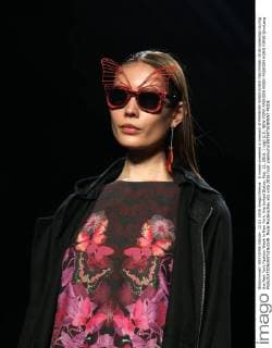 A model presents a creation of FASHION HONG KONG Fall Winter 2016 collection during the New York Fashion Week in New York, the United States, Feb. 12, 2016. ) (djj) U.S.-NEW YORK-FASHION WEEK-FASHION HONG KONG QinxLang 