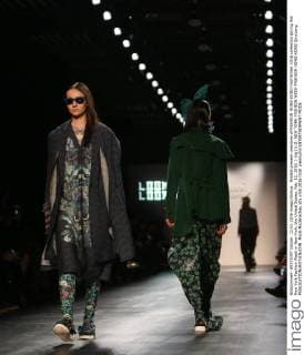 Models present creations of FASHION HONG KONG Fall Winter 2016 collection during the New York Fashion Week in New York, the United States, Feb. 12, 2016. ) (djj) U.S.-NEW YORK-FASHION WEEK-FASHION HONG KONG QinxLang 