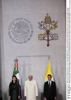 Mexican president, Enrique Pena Nieto (R), and hi wife, Maria Angelica Rivera (L), pose next to Pope Francis, during a ceremony held at the National palace in Mexico City, Mexico, 13 February 2016. POPE FRANCIS VISITS MEXICO !ACHTUNG: NUR REDAKTIONELLE NUTZUNG!  MEX50 20160213-635909835462856883