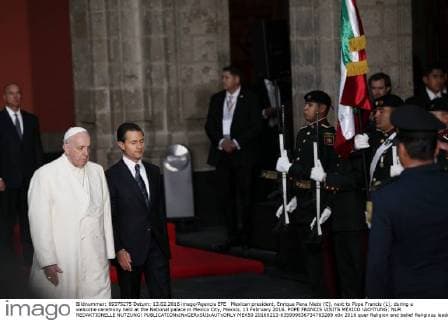 Mexican president, Enrique Pena Nieto (C), next to Pope Francis (L), during a welcome ceremony held at the National palace in Mexico City, Mexico, 13 February 2016. POPE FRANCIS VISITS MEXICO !ACHTUNG: NUR REDAKTIONELLE NUTZUNG!  MEX50 20160213-635909836734783289