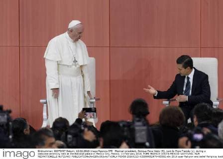 Mexican president, Enrique Pena Nieto (R), next to Pope Francis (L), during a welcome ceremony held at the National palace in Mexico City, Mexico, 13 February 2016. POPE FRANCIS VISITS MEXICO !ACHTUNG: NUR REDAKTIONELLE NUTZUNG!  MEX50 20160213-635909852470465502