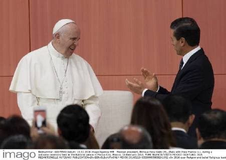 Mexican president, Enrique Pena Nieto (R), chats with Pope Francis (L), during a welcome ceremony held at the National palace in Mexico City, Mexico, 13 February 2016. POPE FRANCIS VISITS MEXICO !ACHTUNG: NUR REDAKTIONELLE NUTZUNG!  MEX50 20160213-635909855808241502
