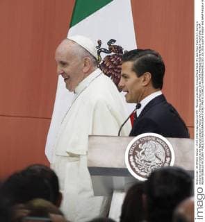 Mexican president, Enrique Pena Nieto (R), and Pope Francis (L), during a welcome ceremony held at the National palace in Mexico City, Mexico, 13 February 2016. POPE FRANCIS VISITS MEXICO !ACHTUNG: NUR REDAKTIONELLE NUTZUNG!  MEX50 20160213-635909856429121502