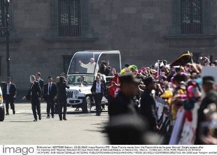 Pope Francis waves from the Popemobile as he goes through Zocalo square after his meeting with Mexican President Enrique Pena Nieto at National Palace, in Mexico City, Mexico, 13 February 2016. POPE FRANCIS IN MEXICO !ACHTUNG: NUR REDAKTIONELLE NUTZUNG!  MEX50 20160213-635909863158837502