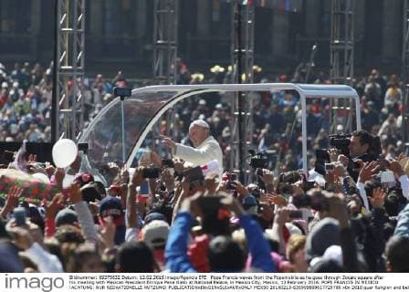 Pope Francis waves from the Popemobile as he goes through Zocalo square after his meeting with Mexican President Enrique Pena Nieto at National Palace, in Mexico City, Mexico, 13 February 2016. POPE FRANCIS IN MEXICO !ACHTUNG: NUR REDAKTIONELLE NUTZUNG!  MEX50 20160213-635909869617729786