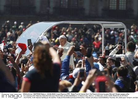 Pope Francis waves from the Popemobile as he goes through Zocalo square after his meeting with Mexican President Enrique Pena Nieto at National Palace, in Mexico City, Mexico, 13 February 2016. POPE FRANCIS IN MEXICO !ACHTUNG: NUR REDAKTIONELLE NUTZUNG!  MEX50 20160213-635909869627401662