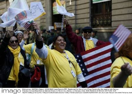 People wait for the arrival of Pope Francis after his meeting with Mexican President Enrique Pena Nieto at National Palace, in Mexico City, Mexico, 13 February 2016. POPE FRANCIS IN MEXICO !ACHTUNG: NUR REDAKTIONELLE NUTZUNG!  MEX50 20160213-635909870248897694