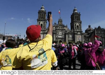 People await the arrival of Pope Francis after his meeting with Mexican President Enrique Pena Nieto at National Palace, in Mexico City, Mexico, 13 February 2016. POPE FRANCIS IN MEXICO !ACHTUNG: NUR REDAKTIONELLE NUTZUNG!  MEX50 20160213-635909875541425654