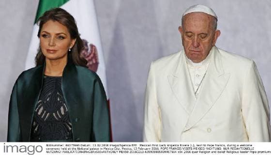 Mexican First Lady Angelica Rivera (L), next to Pope Francis, during a welcome ceremony held at the National palace in Mexico City, Mexico, 13 February 2016. POPE FRANCIS VISITS MEXICO !ACHTUNG: NUR REDAKTIONELLE NUTZUNG!  MEX50 20160213-635909885499967654