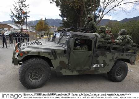 Members of the Mexican Army during a security operation for the preparations for the visit of Pope Francis in San Cristobal de las Casas, Mexico, 13 February 2016. Pope Francis will give a mass for indigenous communities in this town in the frame of his visit to the country. PREPARATIONS FOR THE VISIT OF POPE FRANCIS IN SAN CRISTOBAL DE LAS CASAS !ACHTUNG: NUR REDAKTIONELLE NUTZUNG!  MEX100 20160213-635909886213355654