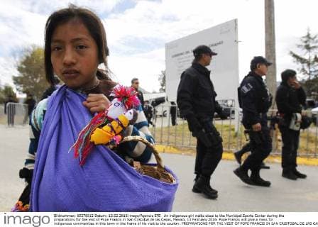 An indigenous girl walks close to the Municipal Sports Center during the preparations for the visit of Pope Francis in San Cristobal de las Casas, Mexico, 13 February 2016. Pope Francis will give a mass for indigenous communities in this town in the frame of his visit to the country. PREPARATIONS FOR THE VISIT OF POPE FRANCIS IN SAN CRISTOBAL DE LAS CASAS !ACHTUNG: NUR REDAKTIONELLE NUTZUNG!  MEX100 20160213-635909889831619654