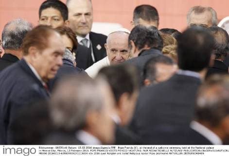Pope Francis (C), at the end of a welcome ceremony held at the National palace in Mexico City, Mexico, 13 February 2016. POPE FRANCIS VISITS MEXICO !ACHTUNG: NUR REDAKTIONELLE NUTZUNG!  MEX50 20160213-635909904272115034