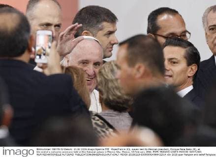 Pope Francis (C), waves next to Mexican president, Enrique Pena Nieto (R), at the end of a welcome ceremony held at the National palace in Mexico City, Mexico, 13 February 2016. POPE FRANCIS VISITS MEXICO !ACHTUNG: NUR REDAKTIONELLE NUTZUNG!  MEX50 20160213-635909904964432314