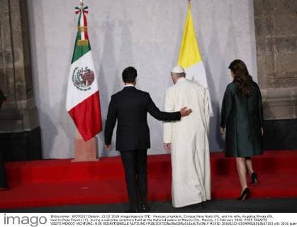 Mexican president, Enrique Pena Nieto (R), and his wife, Angelica Rivera (R), next to Pope Francis (C), during a welcome ceremony held at the National palace in Mexico City, Mexico, 13 February 2016. POPE FRANCIS VISITS MEXICO !ACHTUNG: NUR REDAKTIONELLE NUTZUNG!  MEX50 20160213-635909921018667103
