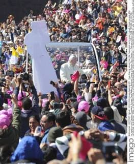 Pope Francis waves from the Popemobile as he goes through Zocalo square after his meeting with Mexican President Enrique Pena Nieto at National Palace, in Mexico City, Mexico, 13 February 2016. POPE FRANCIS IN MEXICO !ACHTUNG: NUR REDAKTIONELLE NUTZUNG!  MEX50 20160213-635910001735066702