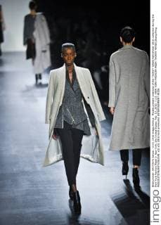 Models present creations of the TAORAY WANG Fall Winter 2016 collection during the New York Fashion Week in New York, the United States, Feb. 13, 2016. ) U.S.-NEW YORK-FASHION WEEK-TAORAY WANG ZhangxNing 