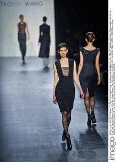 Models present creations of the TAORAY WANG Fall Winter 2016 collection during the New York Fashion Week in New York, the United States, Feb. 13, 2016. ) U.S.-NEW YORK-FASHION WEEK-TAORAY WANG ZhangxNing 