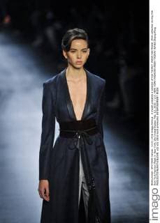 A model presents a creation of the TAORAY WANG Fall Winter 2016 collection during the New York Fashion Week in New York, the United States, Feb. 13, 2016. ) U.S.-NEW YORK-FASHION WEEK-TAORAY WANG ZhangxNing 