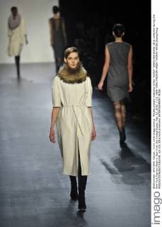 Models present creations of the TAORAY WANG Fall Winter 2016 collection during the New York Fashion Week in New York, the United States, Feb. 13, 2016. ) U.S.-NEW YORK-FASHION WEEK-TAORAY WANG ZhangxNing 