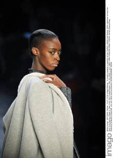 A model presents a creation of the TAORAY WANG Fall Winter 2016 collection during the New York Fashion Week in New York, the United States, Feb. 13, 2016. ) U.S.-NEW YORK-FASHION WEEK-TAORAY WANG ZhangxNing 