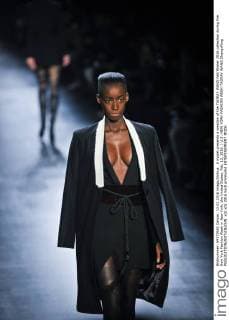 A model presents a creation of the TAORAY WANG Fall Winter 2016 collection during the New York Fashion Week in New York, the United States, Feb. 13, 2016. ) U.S.-NEW YORK-FASHION WEEK-TAORAY WANG ZhangxNing 