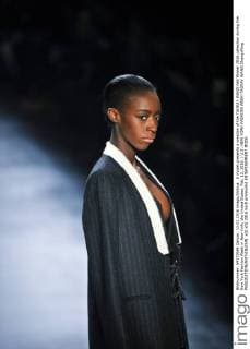 A model presents a creation of the TAORAY WANG Fall Winter 2016 collection during the New York Fashion Week in New York, the United States, Feb. 13, 2016. ) U.S.-NEW YORK-FASHION WEEK-TAORAY WANG ZhangxNing 