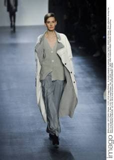 A model presents a creation of the TAORAY WANG Fall Winter 2016 collection during the New York Fashion Week in New York, the United States, Feb. 13, 2016. ) U.S.-NEW YORK-FASHION WEEK-TAORAY WANG ZhangxNing 