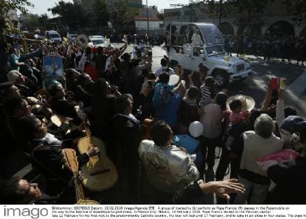 A group of mariachis (L) perform as Pope Francis (R) passes in the Popemobile on his way to the Basilica of Guadalupe to give mass, in Mexico City, Mexico, 13 February 2016. Pope Francis landed in the Mexican capital late 12 February for his first visit to the predominantly Catholic country. His tour will last until 17 February, and to take in six cities in four states. The pope has spoken out against the high rates of crime and poverty in the country. Pope Francis in Mexico !ACHTUNG: NUR REDAKTIONELLE NUTZUNG!  MEX50 20160214-635910061470875069