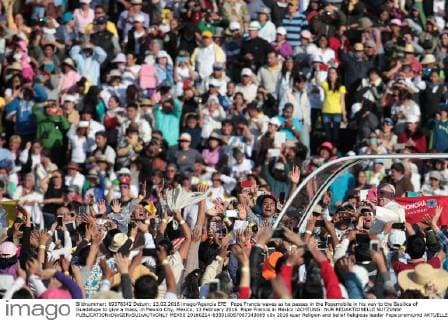 Pope Francis waves as he passes in the Popemobile in his way to the Basilica of Guadalupe to give a mass, in Mexico City, Mexico, 13 February 2016. Pope Francis in Mexico !ACHTUNG: NUR REDAKTIONELLE NUTZUNG!  MEX50 20160214-635910067087343069