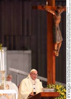 Pope Francis (C) celebrates a mass at the Basilica of Guadalupe, in Mexico City, Mexico, 13 February 2016. Pope Francis landed in the Mexican capital late 12 February for his first visit to the predominantly Catholic country. His tour will last until 17 February, and take him to six cities in four states. The pope has spoken out against the high rates of crime and poverty in the country. Pope Francis in Mexico !ACHTUNG: NUR REDAKTIONELLE NUTZUNG!  MEX50 20160214-635910095303201990