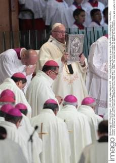 Pope Francis (C) celebrates a mass at the Basilica of Guadalupe, in Mexico City, Mexico, 13 February 2016. Pope Francis landed in the Mexican capital late 12 February for his first visit to the predominantly Catholic country. His tour will last until 17 February, and take him to six cities in four states. The pope has spoken out against the high rates of crime and poverty in the country. Pope Francis in Mexico !ACHTUNG: NUR REDAKTIONELLE NUTZUNG!  MEX50 20160214-635910095934377990