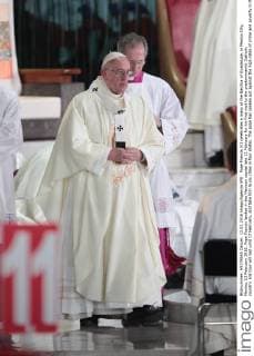 Pope Francis (C) celebrates a mass at the Basilica of Guadalupe, in Mexico City, Mexico, 13 February 2016. Pope Francis landed in the Mexican capital late 12 February for his first visit to the predominantly Catholic country. His tour will last until 17 February, and take him to six cities in four states. The pope has spoken out against the high rates of crime and poverty in the country. Pope Francis in Mexico !ACHTUNG: NUR REDAKTIONELLE NUTZUNG!  MEX50 20160214-635910095942489990