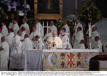 Pope Francis (C) celebrates a mass at the Basilica of Guadalupe, in Mexico City, Mexico, 13 February 2016. Pope Francis landed in the Mexican capital late 12 February for his first visit to the predominantly Catholic country. His tour will last until 17 February, and take him to six cities in four states. The pope has spoken out against the high rates of crime and poverty in the country. Pope Francis in Mexico !ACHTUNG: NUR REDAKTIONELLE NUTZUNG!  MEX50 20160214-635910138357156911