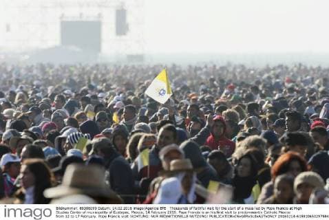 Thousands of faithful wait for the start of a mass led by Pope Francis at High Studies Center of municipality of Ecatepec, Mexico, 14 February 2016. Pope Francis is on his first visit to predominantly Catholic Mexico from 12 to 17 February. Pope Francis visit !ACHTUNG: NUR REDAKTIONELLE NUTZUNG!  20160214-635910650297584301