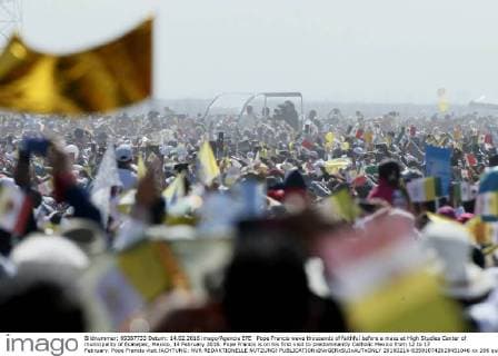 Pope Francis wave thousands of faithful before a mass at High Studies Center of municipality of Ecatepec, Mexico, 14 February 2016. Pope Francis is on his first visit to predominantly Catholic Mexico from 12 to 17 February. Pope Francis visit !ACHTUNG: NUR REDAKTIONELLE NUTZUNG!  20160214-635910742628451046