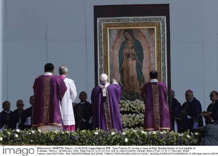 Pope Francis (C) during a mass at High Studies Center of municipality of Ecatepec, Mexico, 14 February 2016. Pope Francis is on his first visit to predominantly Catholic Mexico from 12 to 17 February. Pope Francis visit !ACHTUNG: NUR REDAKTIONELLE NUTZUNG!  20160214-635910742686639046