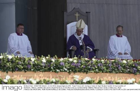 Pope Francis (C) during a mass at High Studies Center of municipality of Ecatepec, Mexico, 14 February 2016. Pope Francis is on his first visit to predominantly Catholic Mexico from 12 to 17 February. Pope Francis visit !ACHTUNG: NUR REDAKTIONELLE NUTZUNG!  20160214-635910742716747046