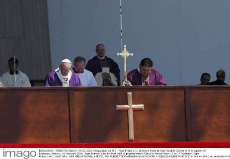 Pope Francis (L) during a mass at High Studies Center of municipality of Ecatepec, Mexico, 14 February 2016. Pope Francis is on his first visit to predominantly Catholic Mexico from 12 to 17 February. Pope Francis visit !ACHTUNG: NUR REDAKTIONELLE NUTZUNG!  20160214-635910742741707046