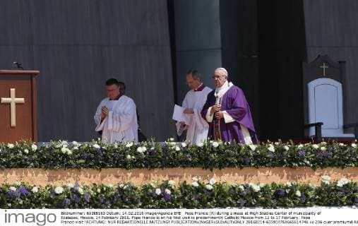 Pope Francis (R) during a mass at High Studies Center of municipality of Ecatepec, Mexico, 14 February 2016. Pope Francis is on his first visit to predominantly Catholic Mexico from 12 to 17 February. Pope Francis visit !ACHTUNG: NUR REDAKTIONELLE NUTZUNG!  20160214-635910769665614746