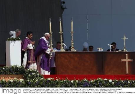 Pope Francis (3L) during a mass at High Studies Center of municipality of Ecatepec, Mexico, 14 February 2016. Pope Francis is on his first visit to predominantly Catholic Mexico from 12 to 17 February. Pope Francis visit !ACHTUNG: NUR REDAKTIONELLE NUTZUNG!  20160214-635910837685958291