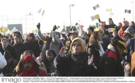 People attend to the mass offered by Pope Francis at High Studies Center of municipality of Ecatepec, Mexico, 14 February 2016. Pope Francis is on his first visit to predominantly Catholic Mexico from 12 to 17 February. Pope Francis visit !ACHTUNG: NUR REDAKTIONELLE NUTZUNG!  20160214-635910839140923656